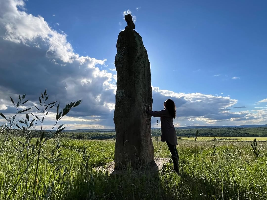 Kauana devant un menhir